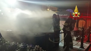 Fano – Fiamme in uno stabilimento balneare, spento rogo